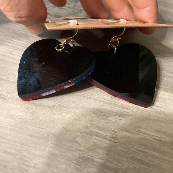 AMERICAN FLAG  HEARTS DANGLE GLITTERY ACRYLIC EARRINGS - Picture 4 of 10